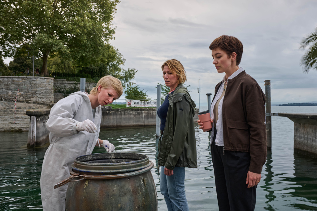 Die Kommissarinnen Doro Beitinger (Franziska Weisz, M.) und Chiara Locatelli (Maria Wördemann, r.) werden in ihrem zweiten gemeinsamen Fall mit einer Wasserleiche konfrontiert. Sarah Hertweg (Anna Gesa-Raija Lappe, l.) hat erste Informationen zu dem brisanten Fund im Bodensee für die Ermittlerinnen.