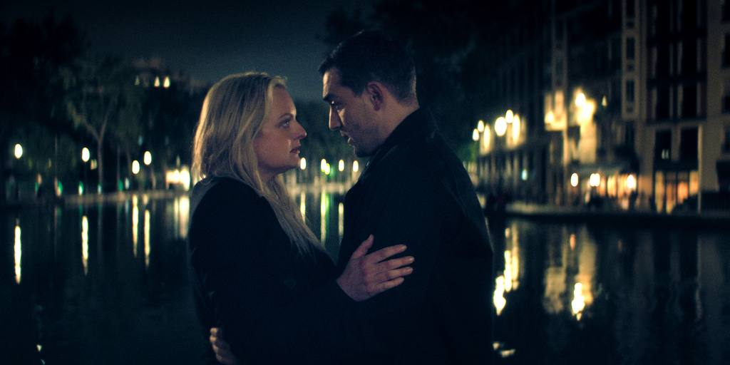 Mit dem französischen DGSE-Agenten Malik (Dali Benssalah, r.) verbindet Imogen (Elisabeth Moss, l.) nicht nur eine berufliche Beziehung.