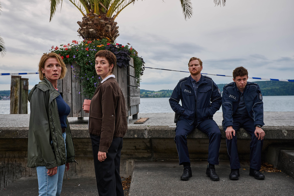 Die Bergung einer Wasserleiche vom Grund des Bodensees lässt niemanden unberührt, weder die Kommissarinnen Doro Beitinger (Franziska Weisz, l.) und Chiara Locatelli (Maria Wördemann, 2.v.l.), noch Florian Jäger (Lucas Prisor, 2.v.r.) und Nico Arnold (Paul Ahrens, r.) vom Zoll.